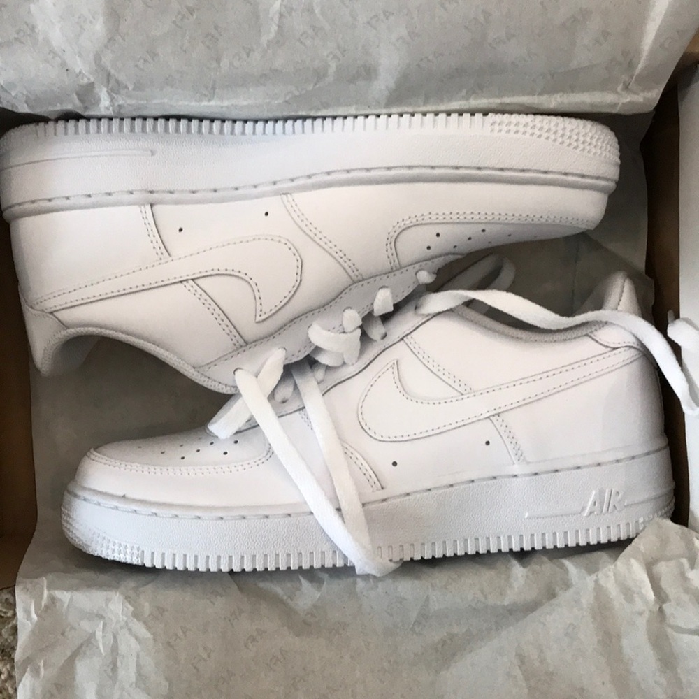 WHITE AIR FORCE 1S LOW